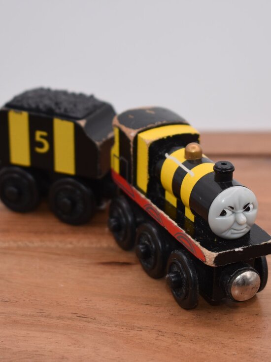 Busy As a Bee James and Tender Thomas & Friends Wooden Railway Engine 2003 Train - Picture 2 of 11